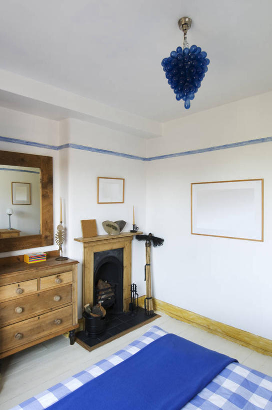 无人,竖图,室内,白天,壁炉,卧室,松树,木制,梳妆台,首都,床上用品,英格兰,蓝色,白色,容器,箱子,工具箱,摄影,储藏,储存,松木,式样,彩图,贮存