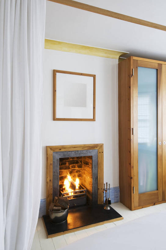 无人,竖图,室内,白天,壁炉,床,门,卧室,火,玻璃,纺织品,壁橱,首都,燃烧,磨砂玻璃,现代,英格兰,白色,容器,箱子,工具箱,摄影,储藏,储存,彩图,贮存