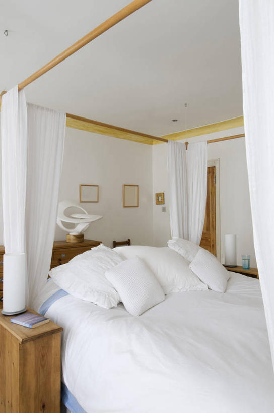 无人,竖图,室内,白天,床,卧室,首都,床上用品,现代,英格兰,白色,摄影,软垫,彩图,四柱床