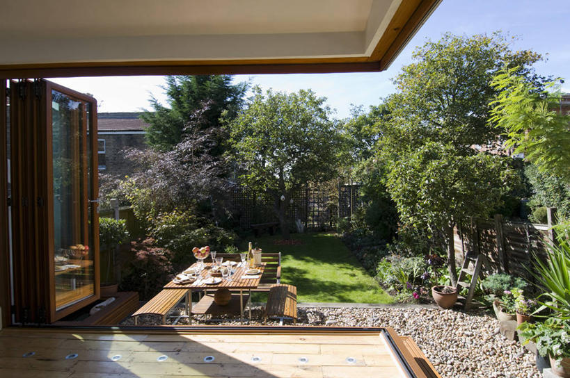 无人,横图,室外,白天,吃饭,家具,门,桌子,椅子,木制,庭院,院子,首都,折叠,英格兰,夏天,摄影,生活方式,住房,彩图