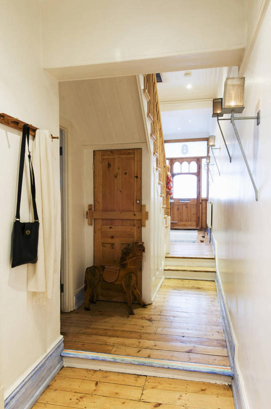 无人,栏杆,竖图,室内,白天,建材,地板,楼梯,门,建筑,玩具,木制,材料,扶手,木板,木材,阶梯,走廊,地面,首都,现代,护栏,英格兰,木地板,架子,台阶,木柴,白色,容器,箱子,工具箱,摄影,建造,木料,储藏,储存,衣帽架,硬木,彩图,贮存