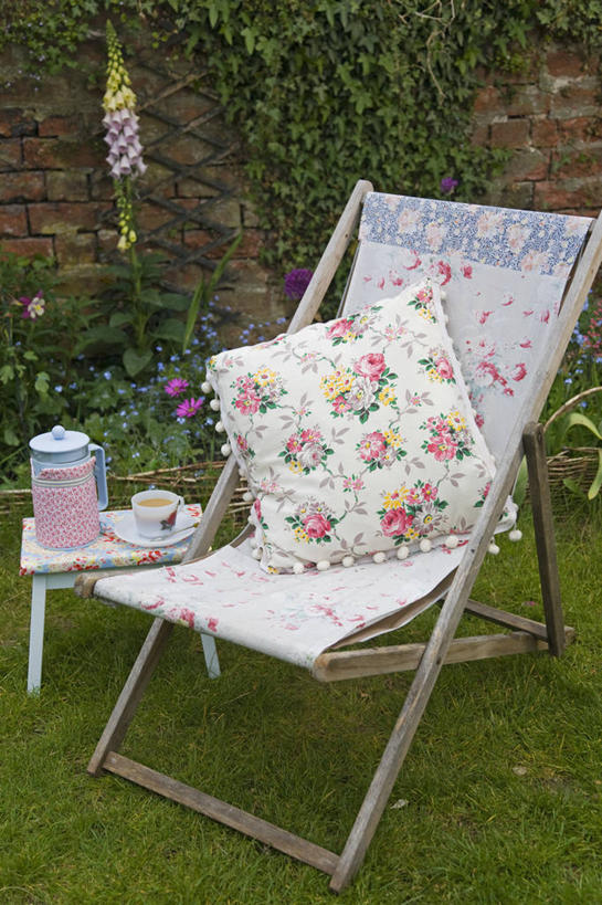无人,竖图,室外,白天,家具,椅子,花纹,庭院,英格兰,粉色,夏天,摄影,生活方式,沙滩椅,住房,软垫,式样,切尔滕汉姆,彩图