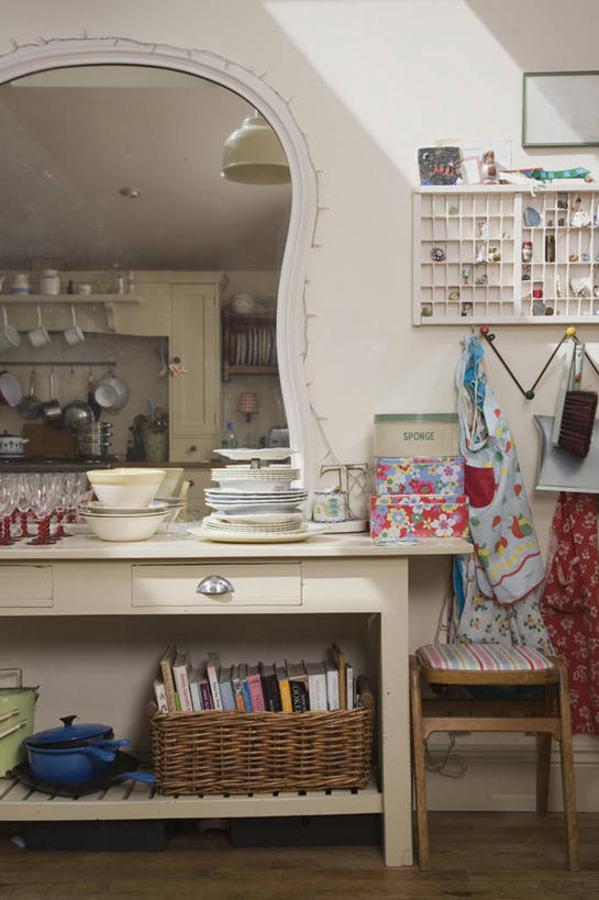 无人,竖图,室内,白天,厨房,镜子,餐具,纺织品,木制,篮子,英格兰,盘子,容器,箱子,工具箱,摄影,储藏,锡,储存,切尔滕汉姆,彩图,贮存