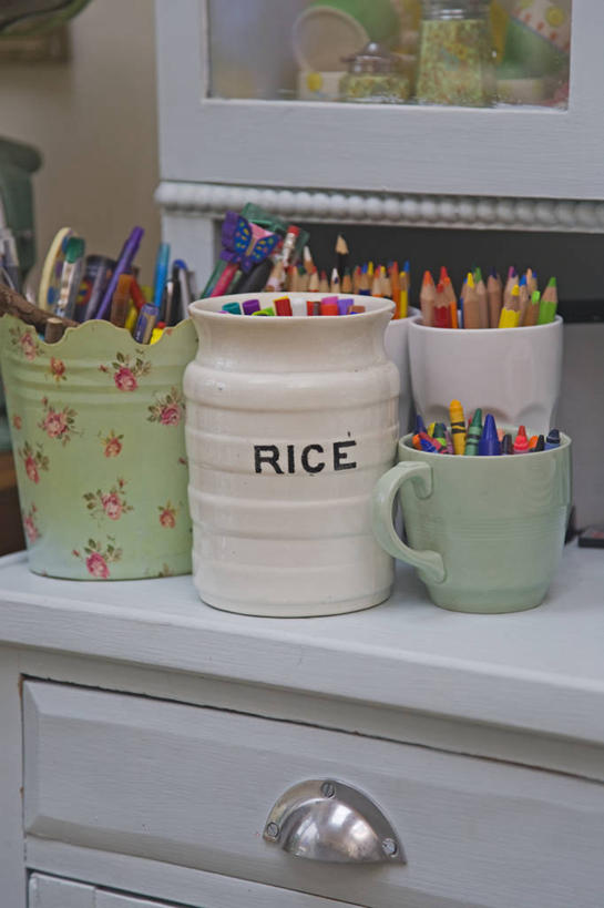 儿童,无人,竖图,彩色,室内,白天,装饰,蜡笔,杯,英格兰,铅笔,容器,箱子,工具箱,摄影,多样,储藏,五颜六色,锡,色彩斑斓,储存,手艺,五彩缤纷,广口瓶,五彩斑斓,五光十色,切尔滕汉姆,彩图,贮藏室,贮存