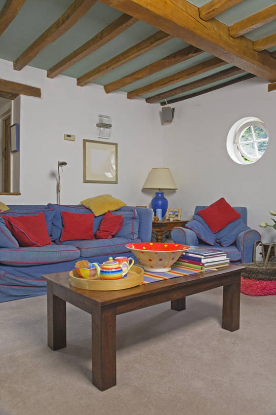 无人,竖图,彩色,室内,白天,沙发,木制,茶几,现代,英格兰,蓝色,摄影,五颜六色,色彩斑斓,起居室,扶手椅,五彩缤纷,五彩斑斓,五光十色,伍斯特郡,彩图