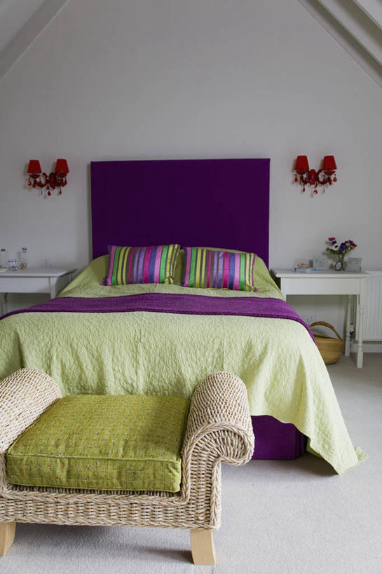 无人,竖图,彩色,室内,白天,床,卧室,条纹,躺椅,床上用品,现代,英格兰,绿色,紫色,摄影,五颜六色,色彩斑斓,柳条,五彩缤纷,软垫,五彩斑斓,式样,五光十色,伍斯特郡,彩图