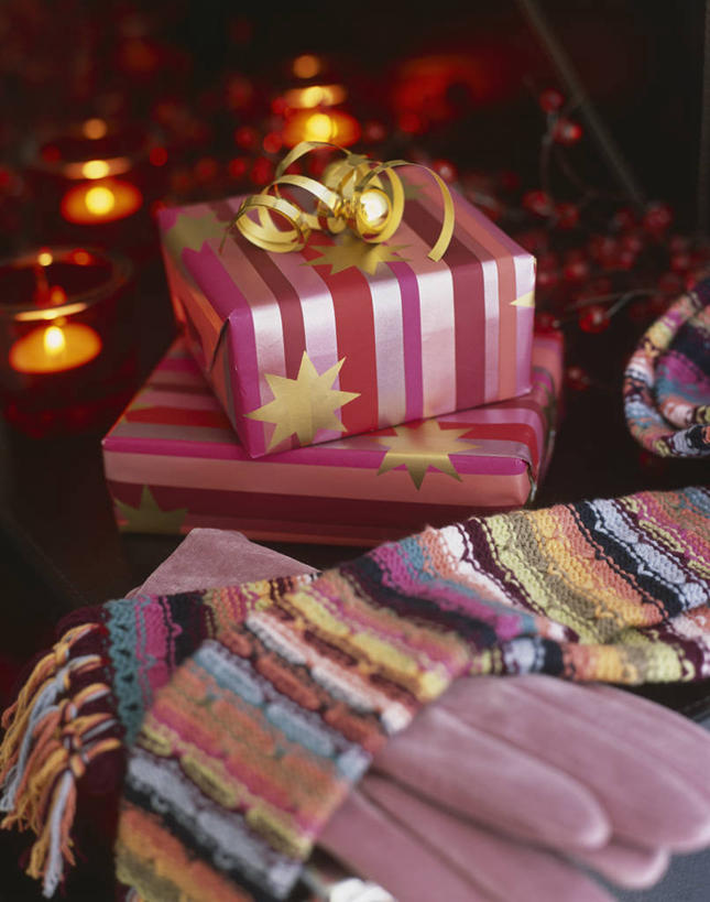 无人,竖图,彩色,室内,夜晚,蜡烛,礼物,纺织品,圣诞节,装饰,包装,圣诞礼物,英格兰,衣服,粉色,手套,围巾,摄影,五颜六色,羊毛,照亮,色彩斑斓,五彩缤纷,五彩斑斓,式样,五光十色,彩图