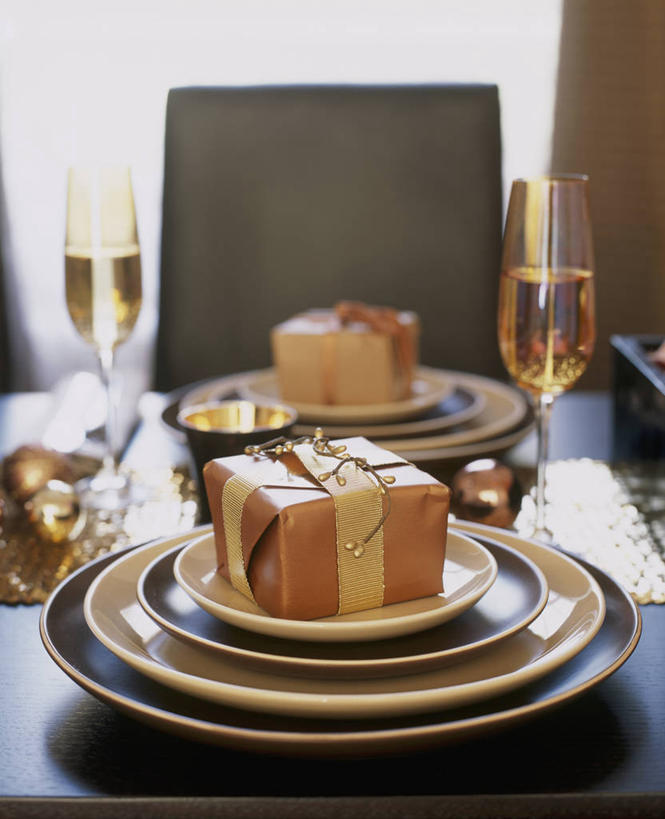 无人,竖图,室内,白天,桌子,餐具,礼物,装饰,饭厅,现代,英格兰,黑色,盘子,摄影,玻璃杯,彩图