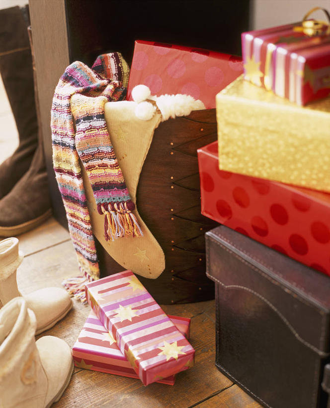无人,竖图,彩色,室内,白天,礼物,纺织品,圣诞节,装饰,包装,圣诞礼物,现代,靴子,英格兰,衣服,粉色,手套,围巾,摄影,五颜六色,羊毛,色彩斑斓,五彩缤纷,五彩斑斓,式样,五光十色,彩图