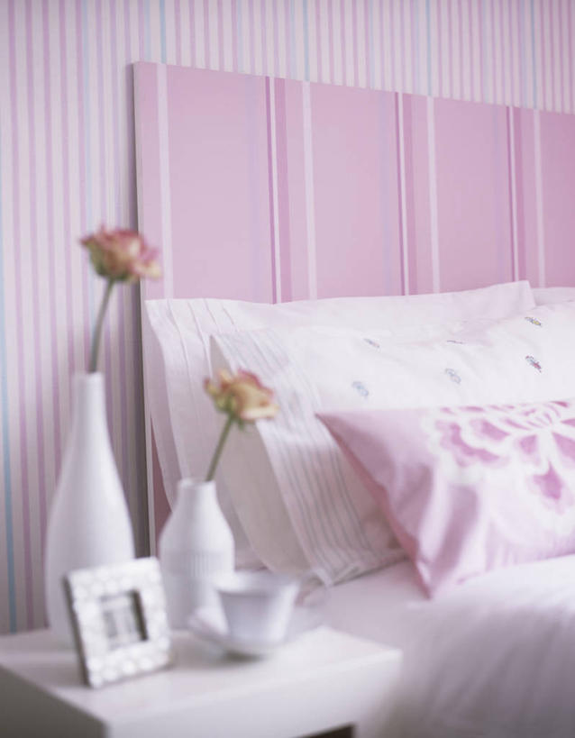 无人,竖图,室内,白天,壁纸,床,卧室,条纹,床上用品,现代,英格兰,粉色,插花,床头柜,摄影,软垫,式样,彩图
