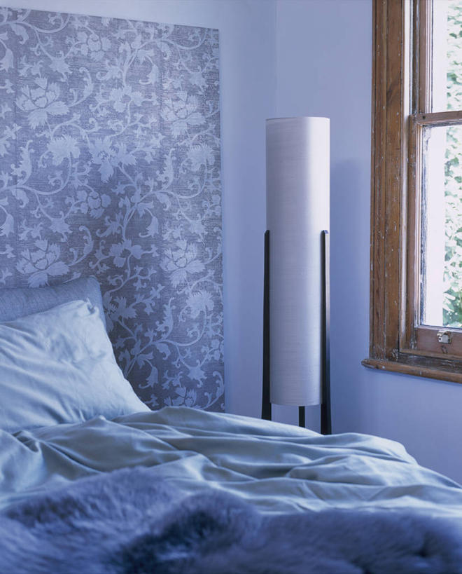 无人,竖图,室内,白天,床,卧室,床上用品,现代,英格兰,蓝色,落地灯,摄影,式样,彩图