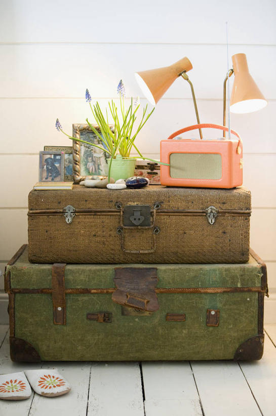 无人,竖图,彩色,室内,白天,卧室,装饰,现代,英格兰,灯,容器,收音机,箱子,床头柜,工具箱,摄影,储藏,五颜六色,色彩斑斓,储存,五彩缤纷,五彩斑斓,五光十色,彩图,贮存