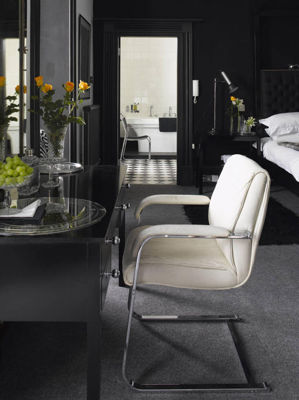 无人,竖图,室内,白天,地毯,卧室,椅子,皮革,梳妆台,现代,英格兰,白色,黑色,灰色,插花,摄影,格洛斯特郡,彩图