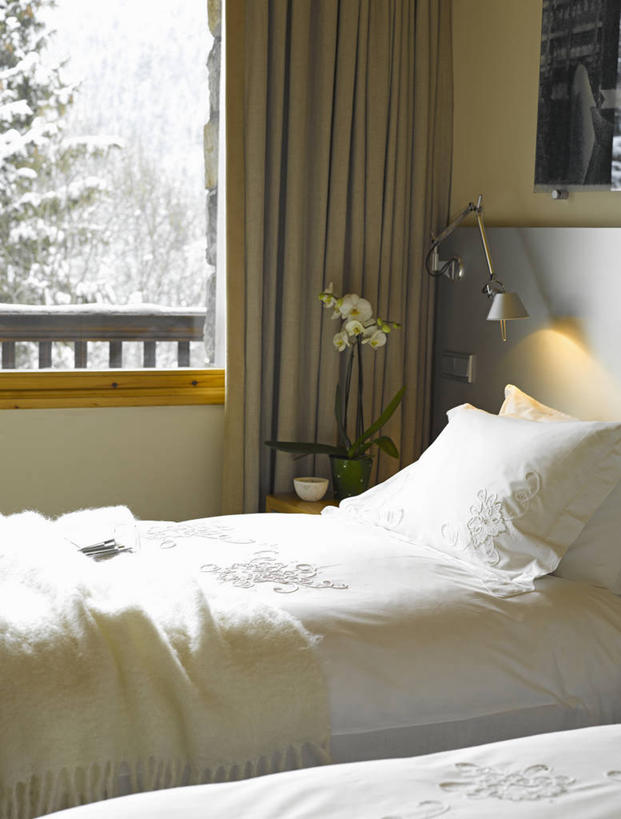 无人,双胞胎,竖图,室内,白天,床,卧室,纺织品,法国,床上用品,现代,灯,白色,摄影,肌理,式样,彩图