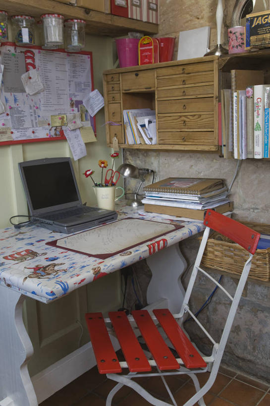 无人,办公室,竖图,室内,白天,笔记本电脑,技术,柜子,书架,椅子,装饰,小的,凌乱,图像,现代,书桌,英格兰,容器,箱子,工具箱,摄影,储藏,办公椅,储存,档案柜,无线电技术,切尔滕汉姆,彩图,贮藏室,贮存,装裱