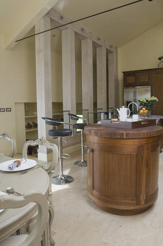 无人,竖图,室内,白天,厨房,弯曲,测量,木制,饭厅,岛,现代,英格兰,米色,摄影,吧椅,彩图