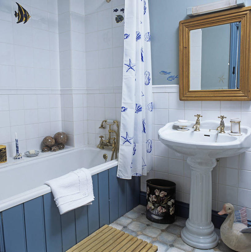 无人,竖图,方图,室内,白天,绘画,窗帘,浴室,船,淋浴,艺术,瓷砖,水槽,海岸线,古典,文化,现代,英格兰,蓝色,白色,工艺品,品味,浴盆,摄影,美术,高雅,浴帘,美学,木版画,式样,版画,海滩,彩图