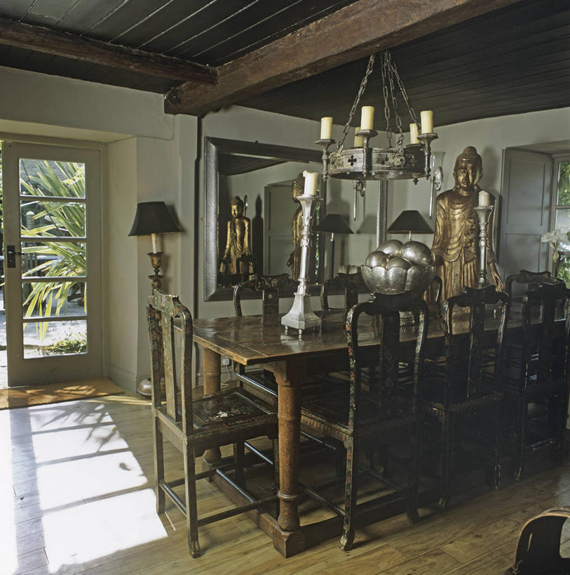 无人,竖图,方图,室内,白天,桌子,椅子,木制,雕像,烛台,饭厅,现代,英格兰,金色,摄影,宗教,种族,水晶吊灯,彩图