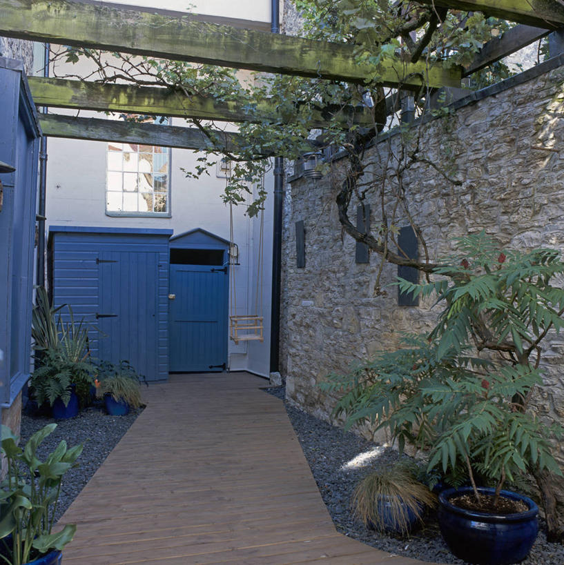 无人,露台,竖图,室外,白天,阳台,房屋,庭院,小路,院子,现代,英格兰,棚,蓝色,凉亭,夏天,摄影,生活方式,住房,彩图,露天阳台,花园路