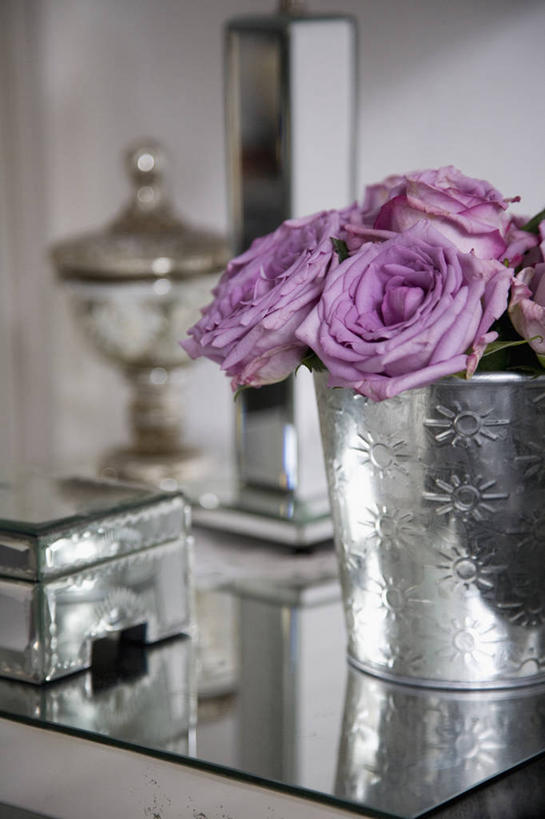 无人,竖图,室内,白天,卧室,玫瑰,花瓶,装饰,反射,梳妆台,首都,现代,英格兰,粉色,插花,摄影,彩图