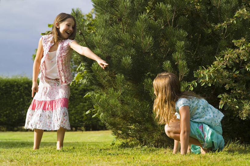 站,笑,微笑,室外,白天,裙子,快乐,指,庭院,指点,休闲装,衣服,夏天,手势,摄影,生活方式,发现,隐藏,指向,捉迷藏,休闲活动,跪着,打手势