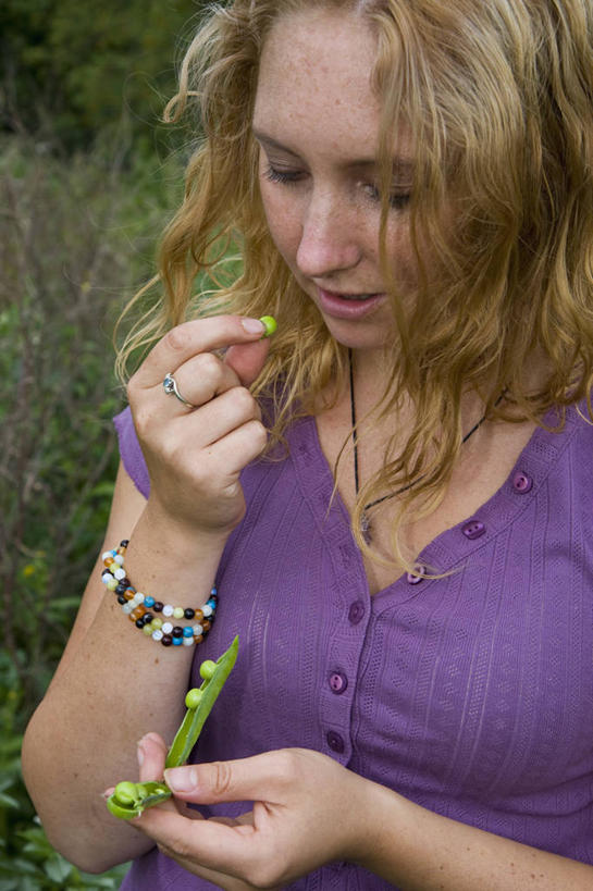 西方人,成年人,手,头发,一个人,吃,竖图,室外,特写,白天,正面,美景,植物,蔬菜,欧洲,欧洲人,仅一个年轻女性,仅一个女性,仅一个人,庭院,景观,豌豆,食品,饮品,饮食,食物,饮料,绿色,自然,夏天,金色,景色,人体,摄影,生活方式,享乐,可口,清新,自然风光,豌豆系,健康食物,适口,年轻女性,女人,女性,白种人,年轻人,半身,彩图,尝,对焦