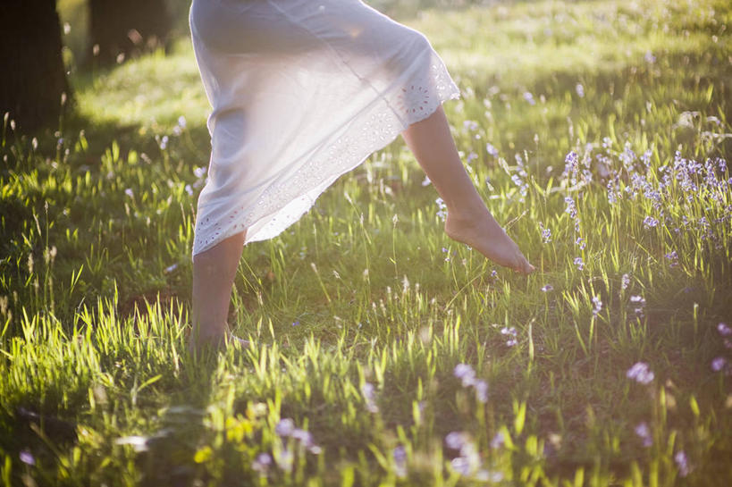 西方人,成年人,一个人,横图,室外,白天,留白,侧面,草地,美景,植物,日光,欧洲,欧洲人,仅一个女性,朦胧,模糊,景观,田地,野花,自然,夏天,赤脚,景色,摄影,生活方式,自然风光,柔焦,逆光,蹦,女人,白种人,步行,彩图,舞蹈,对焦