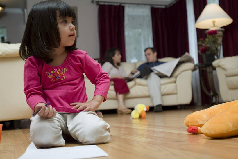 西方人,儿童,中年人,头发,三个人,四个人,人群,家庭,夫妻,父母,母亲,父亲,女儿,儿子,坐,横图,室内,正面,仰视,爱情,纯洁,建材,地板,建筑,报纸,欧洲,欧洲人,材料,木板,木材,地面,教育,浪漫,图像,休闲装,木地板,木柴,小孩,衣服,黑色,概念,温暖,温馨,父子,母子,一家人,调情,恩爱,父爱,可爱,母爱,童年,童趣,读书,恋人,摄影,建造,木料,年龄,和睦,人造,起居室,焦点,种族,着色,近景,主题,视角,童真,烂漫,无邪,绘制,构图,硬木,异性恋,天真,男孩,男人,男性,年轻男性,年轻女性,女孩,女人,女性,中年男性,中年女性,白种人,孩子,年轻人,夫妇,情侣,彩图,低角度拍摄,时空,伴侣,融洽,男生,出版物