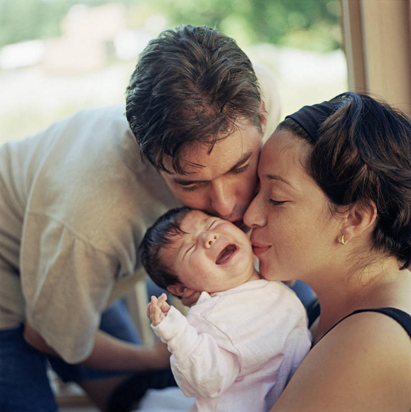 西方人,婴儿,儿童,中年人,脸,头,脸颊,三个人,四个人,人群,家庭,夫妻,父母,母亲,父亲,女儿,儿子,方图,室内,白天,侧面,爱情,幸福,纯洁,骄傲,欧洲,欧洲人,浪漫,图像,拿着,休闲装,肩膀,小孩,衣服,概念,温暖,温馨,父子,母子,一家人,恩爱,父爱,可爱,母爱,童年,童趣,恋人,摄影,活泼,生长,活动,和睦,种族,宝宝,肖像,童真,纯真,烂漫,无邪,构图,异性恋,开端,伶俐,天真,男孩,男人,男性,年轻男性,年轻女性,女人,女性,中年男性,中年女性,白种人,孩子,年轻人,头部,脸部,脸蛋,面部,夫妇,情侣,闭着眼睛,触摸,亲吻,半身,彩图,时空,伴侣,融洽,男生,哥伦比亚人