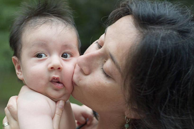 西方人,婴儿,儿童,中年人,脸,头,眼睛,脸颊,眉毛,睫毛,头发,两个人,家庭,父母,母亲,横图,室外,特写,白天,侧面,纯洁,欧洲,欧洲人,瞳孔,图像,拿着,休闲装,肩膀,小孩,衣服,绿色,黑色,温暖,温馨,一家人,可爱,眼部,摄影,活泼,和睦,种族,宝宝,视角,纯真,烂漫,无邪,构图,伶俐,天真,男性,女人,中年女性,白种人,孩子,头部,睫,脸部,脸蛋,眉,面部,眼,眼睫毛,眼眉,触摸,亲吻,彩图,时空,融洽,眼眉毛,哥伦比亚人