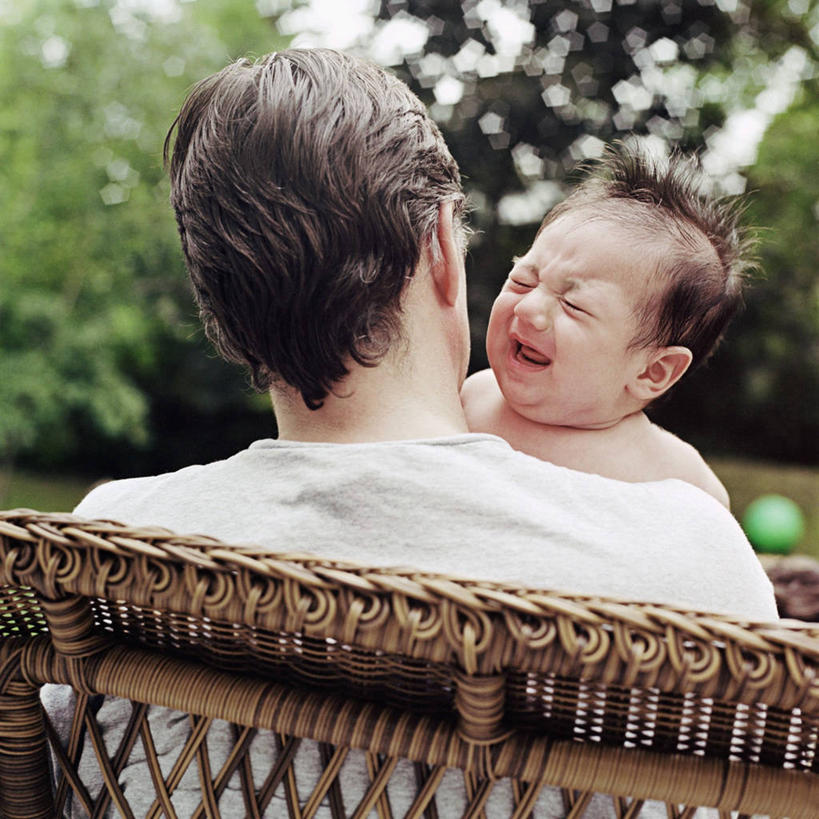 西方人,婴儿,儿童,中年人,脸,头,眼睛,脸颊,眉毛,睫毛,头发,两个人,家庭,父母,父亲,女儿,儿子,坐,方图,室外,白天,正面,通讯,纯洁,欧洲,欧洲人,瞳孔,庭院,地面,图像,拿着,休闲装,肩膀,小孩,背面,衣服,绿色,黑色,温暖,温馨,一家人,可爱,眼部,摄影,活泼,和睦,种族,主题,宝宝,视角,纯真,烂漫,无邪,构图,伶俐,天真,男人,男性,中年男性,白种人,孩子,头部,睫,脸部,脸蛋,眉,面部,眼,眼睫毛,眼眉,闭着眼睛,触摸,彩图,时空,融洽,眼眉毛,哥伦比亚人