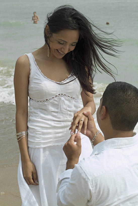 西方人,成年人,头发,两个人,夫妻,丈夫,妻子,新娘,新郎,站,微笑,竖图,室外,白天,正面,爱情,婚礼,欧洲,欧洲人,沙子,浪漫,图像,背面,衣服,白色,黑色,戒指,概念,恩爱,恋人,摄影,人造,种族,近景,自然现象,视角,婚姻,构图,异性恋,开端,男人,年轻男性,年轻女性,女人,白种人,年轻人,夫妇,情侣,海滩,跪着,彩图,爱,时空,伴侣,订婚,订婚戒指