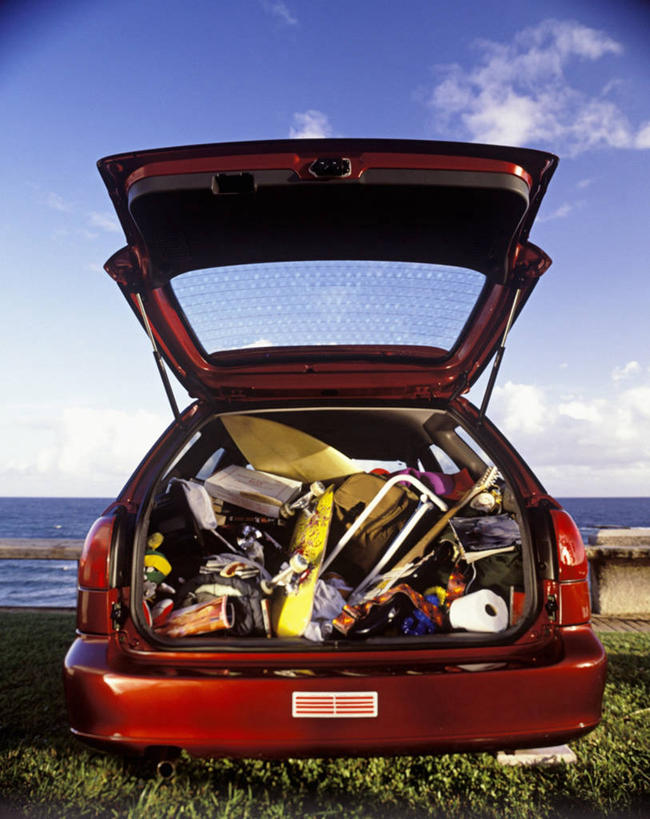 无人,竖图,室外,白天,旅游,度假,旅途,美景,汽车,椅子,准备,包装,冲浪板,景观,机动车,图像,娱乐,树,树干,一个,背面,红色,自然,旅行车,夏天,享受,休闲,概念,景色,放松,季节,运输,摄影,单个,幽默,自然风光,主题,视角,构图,海滩,休闲活动,彩图,旅行,时空,家用车