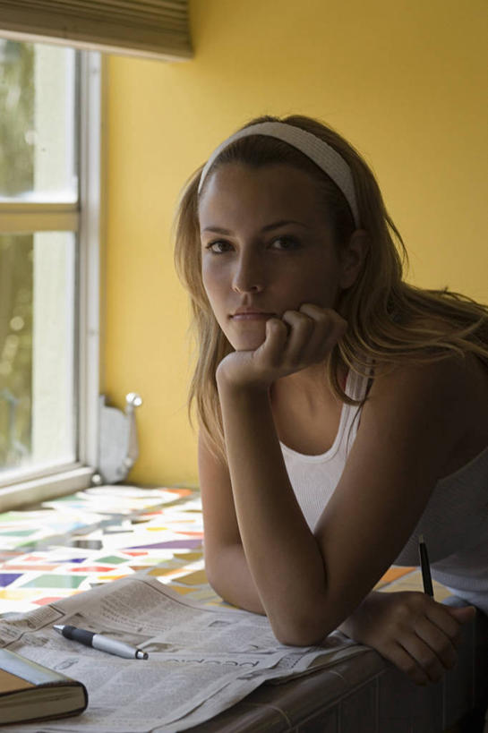 西方人,成年人,脸,头,脸颊,头发,一个人,家庭,商务人士,设计师,商务女性,办公室,竖图,室内,白天,正面,商务,时尚,满意,报纸,欧洲,非洲,黑人,欧洲人,仅一个年轻女性,仅一个女性,仅一个人,套装,图像,休闲装,肩膀,水笔,衣服,靠,靠着,职业,温暖,温馨,一家人,金色,创意,摄影,和睦,种族,主题,肖像,商务装,视角,工薪阶层,创新,新意,构图,年轻女性,女人,女性,白种人,非洲人,年轻人,头部,脸部,脸蛋,面部,白领,上班族,设计,半身,彩图,时空,融洽,出版物