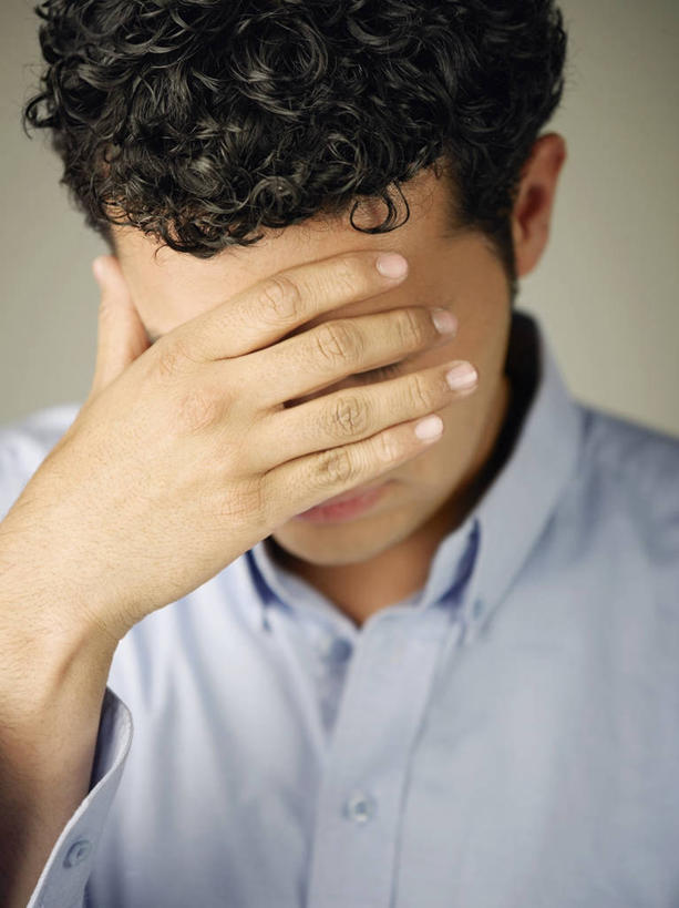 西方人,成年人,脸,头,脸颊,前额,头发,一个人,竖图,室内,特写,正面,衬衫,欧洲,欧洲人,仅一个男性,仅一个人,图像,休闲装,肩膀,仅一个年轻男性,衣服,黑色,概念,生病,人体,摄影,头痛,种族,痛苦,问题,视角,构图,男人,男性,年轻男性,白种人,年轻人,头部,脸部,脸蛋,面部,彩图,影棚拍摄,时空