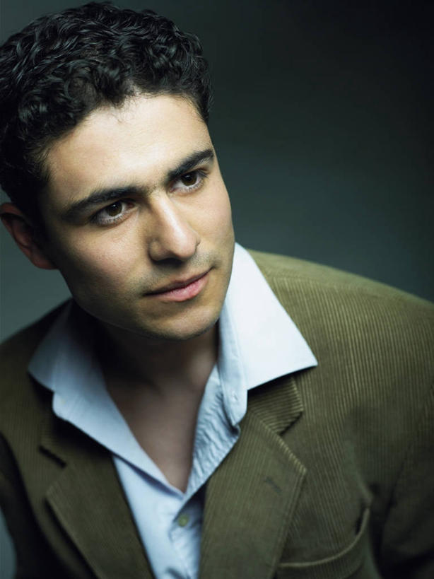 西方人,成年人,脸,头,脸颊,头发,一个人,竖图,室内,特写,正面,衬衫,信心,欧洲,欧洲人,仅一个男性,仅一个人,图像,休闲装,外套,肩膀,仅一个年轻男性,衣服,黑色,看,概念,思考,摄影,种族,肖像,视角,构图,男人,男性,年轻男性,白种人,年轻人,头部,脸部,脸蛋,面部,外衣,彩图,影棚拍摄,时空,摆拍,开领,态度