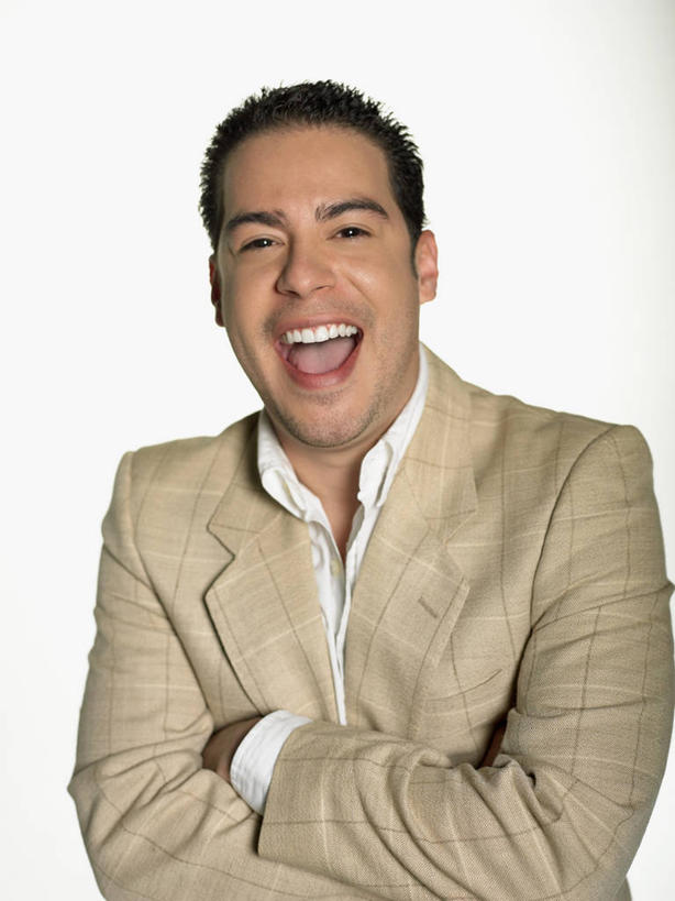 西方人,成年人,头发,一个人,笑,双手交叉,微笑,露齿笑,竖图,室内,特写,白色背景,正面,衬衫,快乐,幸福,欧洲,欧洲人,仅一个男性,仅一个人,图像,休闲装,外套,仅一个年轻男性,衣服,白色,黑色,概念,摄影,双手抱胸,种族,肖像,视角,构图,男人,男性,年轻男性,白种人,年轻人,外衣,半身,彩图,影棚拍摄,时空,开领