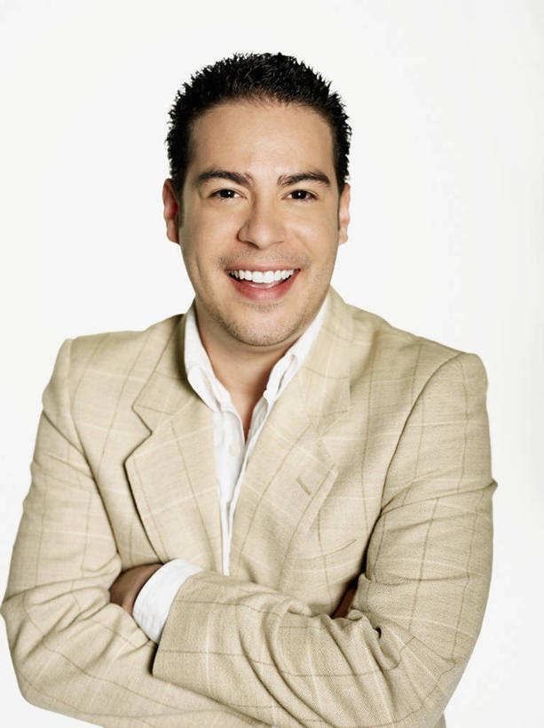 西方人,成年人,头发,一个人,笑,双手交叉,微笑,露齿笑,竖图,室内,特写,白色背景,正面,衬衫,快乐,幸福,欧洲,欧洲人,仅一个男性,仅一个人,图像,休闲装,外套,仅一个年轻男性,衣服,白色,黑色,概念,摄影,双手抱胸,种族,肖像,视角,构图,男人,男性,年轻男性,白种人,年轻人,外衣,半身,彩图,影棚拍摄,时空,开领