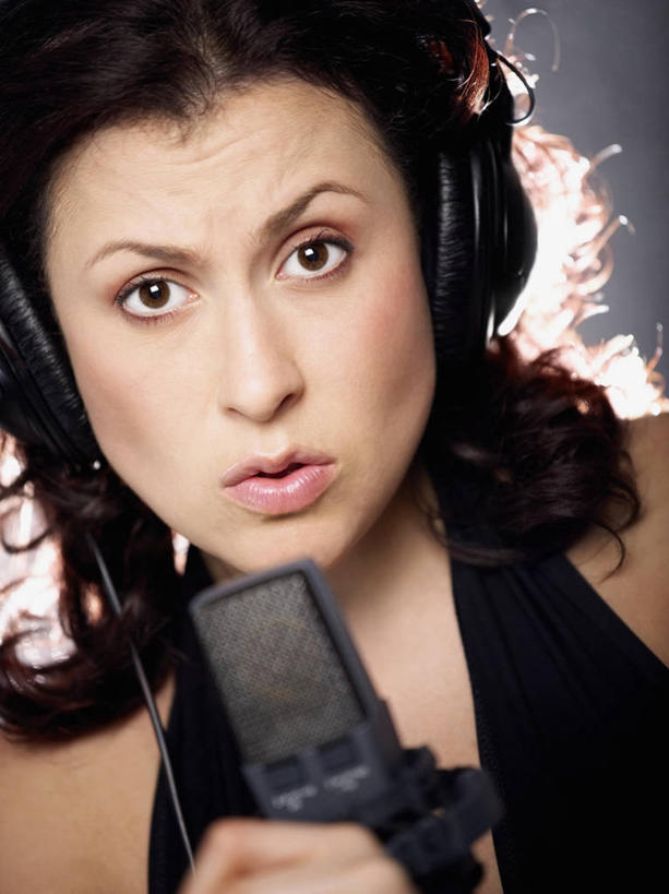 西方人,成年人,脸,头,脸颊,一个人,竖图,室内,特写,正面,欧洲,欧洲人,仅一个年轻女性,仅一个女性,仅一个人,表演,音乐,图像,拿着,休闲装,表演者,肩膀,衣服,耳机,概念,摄影,惊奇,唱,麦克风,录音,种族,主题,肖像,视角,放音设备,构图,技能,年轻女性,女人,女性,白种人,年轻人,头部,长发,脸部,脸蛋,面部,歌手,彩图,数码录音机,数字录音器,时空