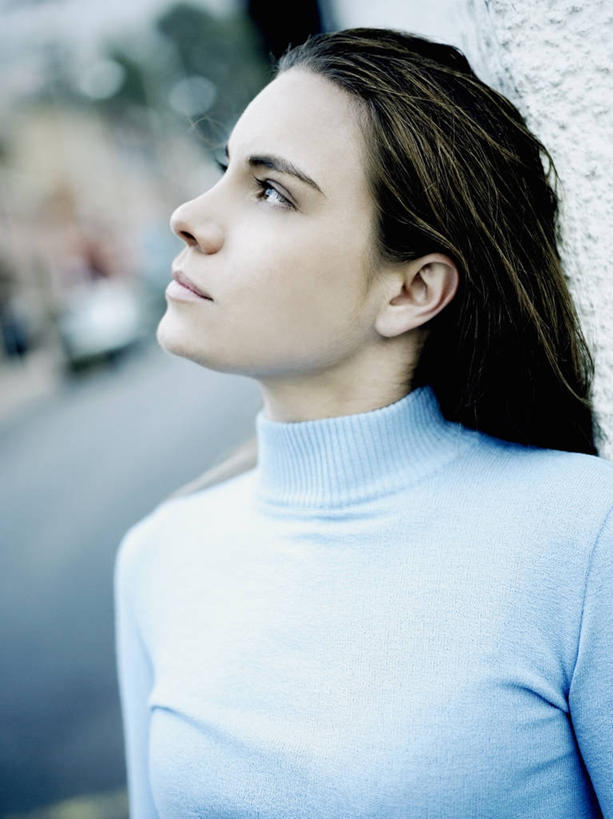 西方人,中年人,脸,头,脸颊,一个人,竖图,室外,特写,正面,欧洲,欧洲人,仅一个女性,仅一个人,图像,休闲装,肩膀,衣服,看,向上看,仅一个中年女性,概念,思考,摄影,种族,视角,构图,女人,女性,中年女性,白种人,头部,脸部,脸蛋,面部,上装,彩图,时空,高领毛衣,领口,态度