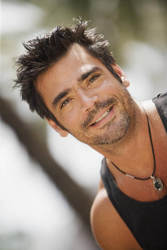 西方人,中年人,脸,头,脸颊,胡须,头发,一个人,微笑,竖图,室外,特写,白天,正面,幸福,项链,珠宝,欧洲,欧洲人,仅一个男性,仅一个人,仅一个中年男性,图像,肩膀,黑色,概念,摄影,汗衫,毛发,种族,肖像,视角,构图,男人,男性,中年男性,白种人,头部,胡子,络腮胡,小胡子,脸部,脸蛋,面部,彩图,时空