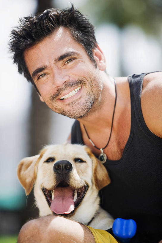 西方人,中年人,胡须,头发,一个人,笑,微笑,露齿笑,竖图,室外,特写,白天,正面,幸福,哺乳动物,宠物,狗,野生动物,项链,珠宝,欧洲,欧洲人,仅一个男性,仅一个人,仅一个中年男性,图像,黑色,动物,概念,家畜,摄影,汗衫,毛发,种族,主题,肖像,视角,构图,男人,男性,中年男性,白种人,胡子,络腮胡,小胡子,半身,彩图,时空,脊椎动物亚门