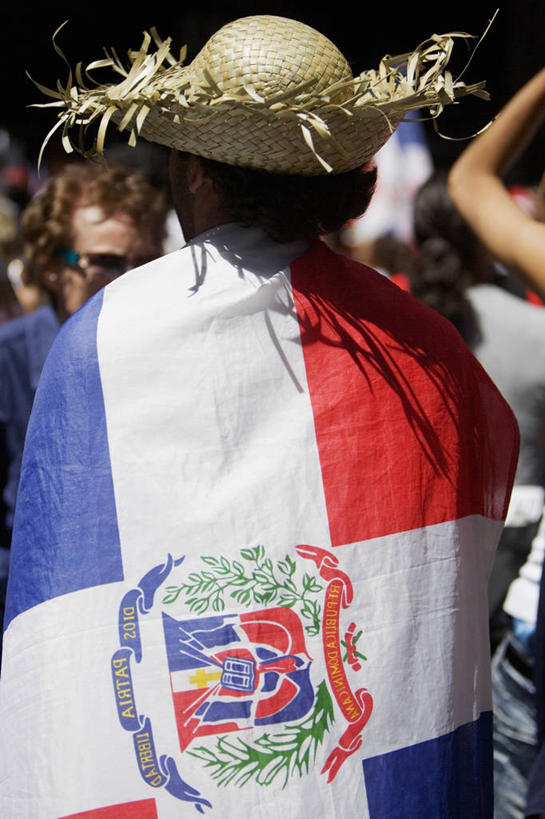 成年人,一个人,站,竖图,室外,特写,白天,时尚,骄傲,旗帜,国旗,帽子,加勒比海,仅一个男性,阴影,包装,草帽,文字,图像,背面,大西洋,摄影,英文字母,西印度群岛,拉丁美洲,主题,美洲,视角,爱国主义,构图,多米尼加共和国,伊斯帕尼奥拉岛,半身,彩图,时空