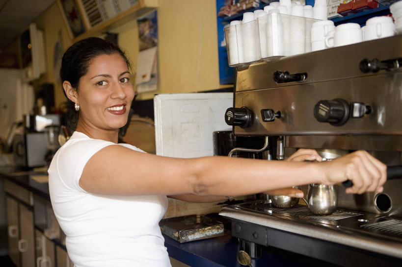 咖啡,西方人,中年人,头发,一个人,站,笑,微笑,露齿笑,横图,室内,侧面,商务,快乐,幸福,消费,珠宝,欧洲,欧洲人,仅一个女性,仅一个人,准备,堆叠,工作,食品,咖啡杯,饮品,图像,杯,拿着,休闲装,饮食,食物,饮料,排列,衣服,黑色,马克杯,仅一个中年女性,概念,零售,服务,摄影,咖啡机,可口,清新,种族,一次性杯子,上菜,主题,肖像,用具,视角,热饮,耳饰,构图,适口,女人,女性,中年女性,白种人,侍者,半身,彩图,咖啡馆,时空,咖啡师,态度