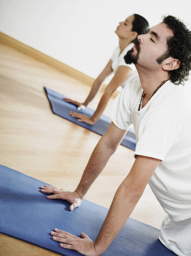 西方人,成年人,中年人,胡须,头发,两个人,竖图,室内,特写,侧面,锻炼,运动,建材,地板,建筑,项链,珠宝,欧洲,欧洲人,材料,木板,木材,毯子,地面,图像,休闲装,运动器械,木地板,木柴,衣服,黑色,瑜伽垫,垫子,概念,健身器械,瑜珈,摄影,建造,木料,毛发,种族,主题,健身器材,瑜伽毯,视角,弹性,眼镜蛇式,构图,硬木,男人,年轻女性,女人,中年男性,白种人,年轻人,山羊胡,长发,胡子,络腮胡,小胡子,闭着眼睛,半身,彩图,时空,运动器材