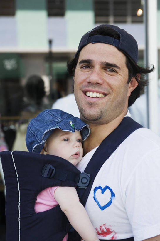 西方人,婴儿,儿童,中年人,脸,头,脸颊,胡须,两个人,家庭,父母,父亲,女儿,儿子,笑,微笑,露齿笑,竖图,室外,特写,白天,正面,侧面,婴儿服装,快乐,幸福,纯洁,帽子,欧洲,欧洲人,金属,材料,T恤,图像,杆,拿着,休闲装,肩膀,小孩,衣服,看,靠,靠着,概念,温暖,温馨,一家人,鸭舌帽,可爱,童年,摄影,活泼,婴儿用品,年龄,和睦,关爱,运送,种族,宝宝,肖像,视角,纯真,烂漫,无邪,构图,伶俐,天真,男人,男性,中年男性,白种人,孩子,山羊胡,心型,头部,胡子,络腮胡,脸部,脸蛋,面部,半身,彩图,时空,融洽,婴儿背带,连身衣