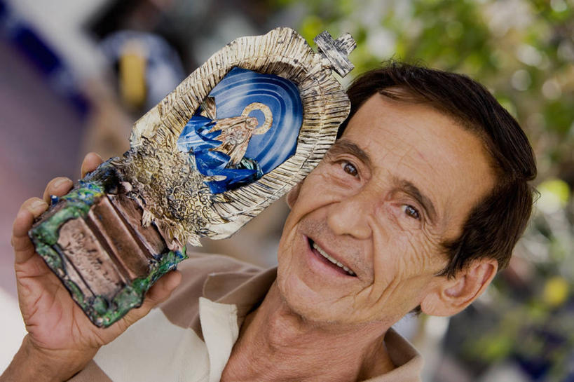 西方人,成年人,老年人,脸,头,脸颊,头发,一个人,微笑,横图,室外,特写,白天,正面,幸福,雕塑,欧洲,欧洲人,仅一个男性,仅一个人,艺术,装饰,雕刻,雕像,十字架,T恤,图像,拿着,休闲装,肩膀,衣服,黑色,工艺品,仅一个老年男性,概念,摄影,宗教,纪念,美术,基督教,种族,主题,肖像,陈列,视角,功能,美学,构图,美术工艺,老年男性,男人,男性,白种人,头部,脸部,脸蛋,面部,彩图,时空