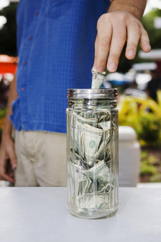 成年人,一个人,竖图,室外,特写,白天,侧面,衬衫,钱,美元,仅一个男性,钱币,美金,图像,休闲装,衣服,容器,储蓄,钞票,金融,纸币,摄影,经济,部分,主题,美圆,流通,视角,纸钞,贸易,广口瓶,构图,货币,现金,彩图,时空