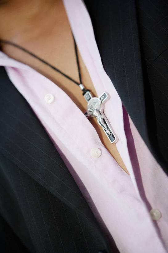 成年人,一个人,竖图,特写,正面,项链,珠宝,仅一个男性,仅一个人,标志,符号,十字架,图像,休闲装,标识,仅一个年轻男性,衣服,摄影,宗教,部分,基督,基督教,天主教,主题,耶稣,视角,救世主,性别符号,构图,基利斯督,弥赛亚,默西亚,男人,男性,年轻男性,年轻人,彩图,全画面,全框架,全帧,全画幅,男性符号,开领