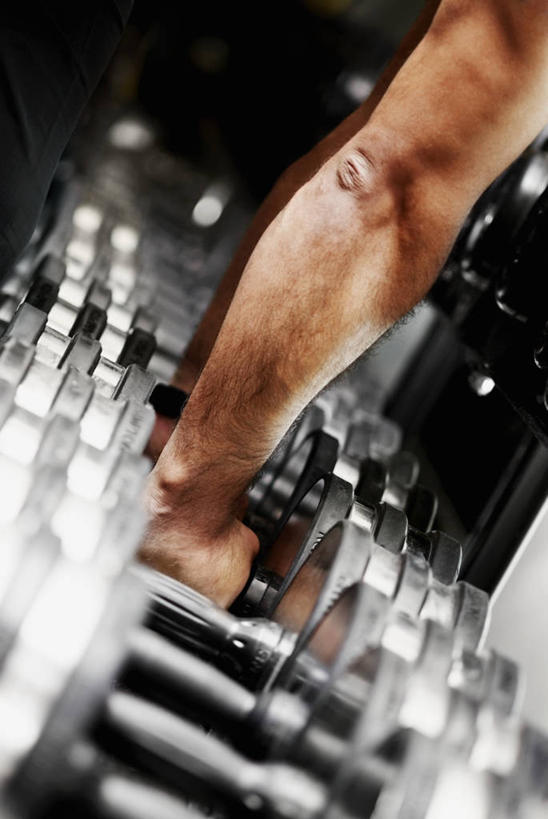 成年人,手,一个人,健身房,竖图,室内,特写,锻炼,运动,举重,哑铃,仅一个男性,光线,砝码,光芒,图像,拿着,运动器械,概念,健身器械,重量,力量,人体,摄影,多样,部分,健美,瘦身,主题,选择,健身器材,塑形,塑身,构图,彩图,时空,运动器材,举重运动,健身俱乐部